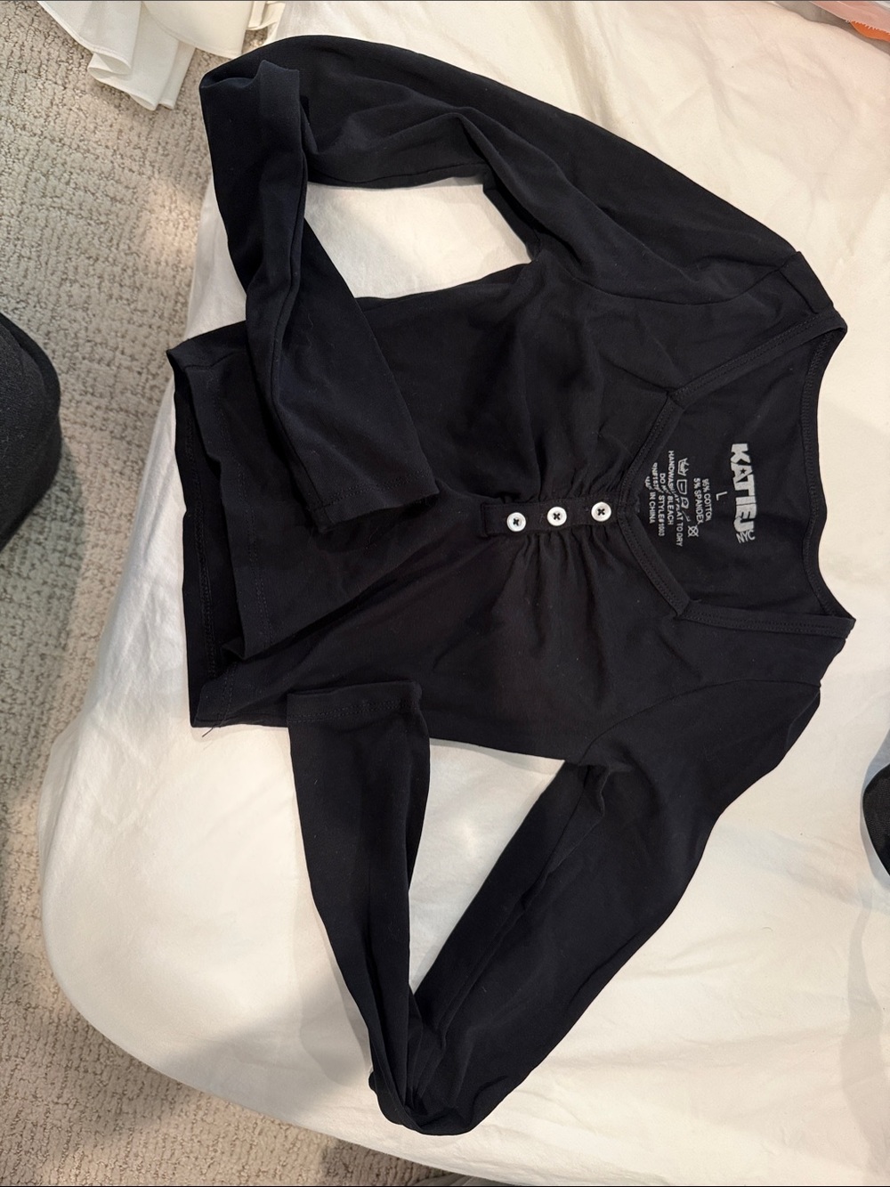 KatieJ NYC Black Button-Front V-Neck cropped Henley Long Sleeve Top sz L
